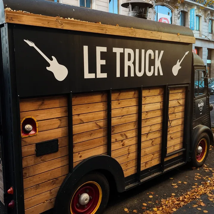 Citroën HY « Le Truck » Hard Rock Cafe, flanc en bardage bois, dans une avenue bordée d'arbres